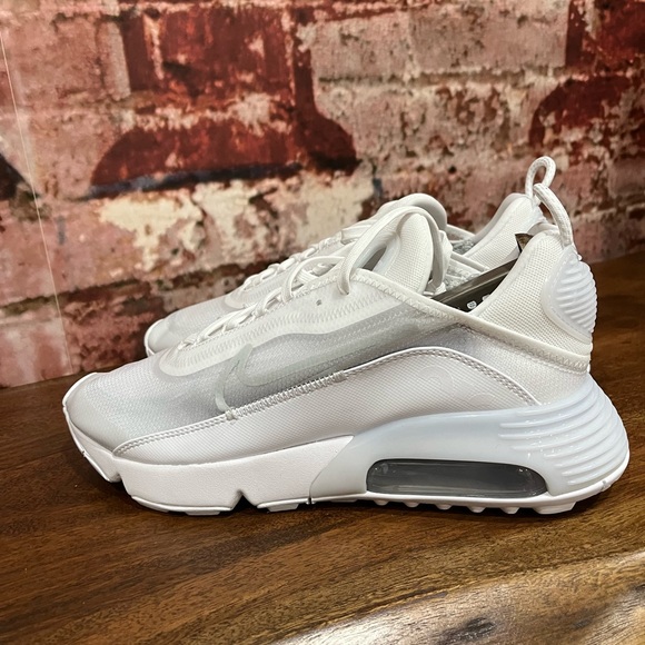 NEW NIKE AIR MAX 2090 SIZE MEN 10  / WOMEN 11.5 - Picture 2 of 8
